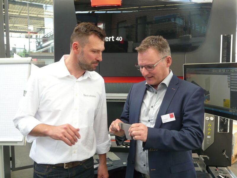 Karsten Trautvetter, Produktmanager Bending and Bending Automation von Bystronic (links)  und Andreas Schenk, Steute-Produktmanager Wireless. (steute Schaltgeräte GmbH & Co. KG)