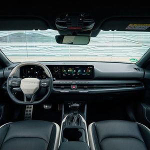 Vieles im reduzierten Innenraum des K4 ist bekanntes Kia-Repertoire.(Bild:  Kia)