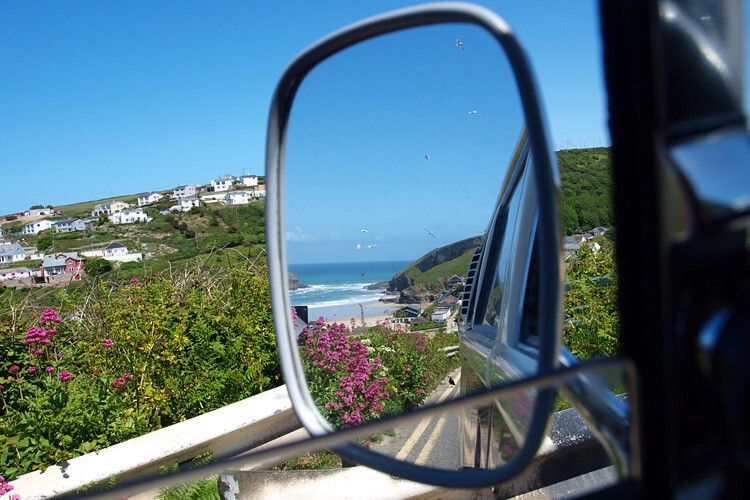 Postkarten-panoramaschön ist auch der Blick in den Außenspiegel beim Kurbeln durch Fischerdörfchen. (Foto: SP-X/Hanne Lübbehüsen)