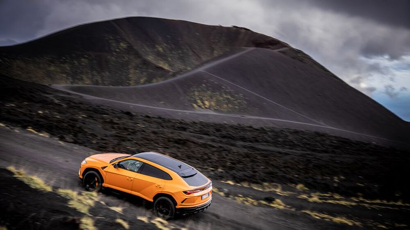 Bei unseren Testfahrten rund um den Ätna auf Sizilien haben wir uns für ein Modell in leuchtendem Orange entschieden. (Bild: wolfango spaccarelli / Lamborghini)