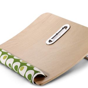 Der Notebook-Aufsteller Chair (C-HW01) fällt durch den Materialmix von Holz, Stahl und Stoff auf.