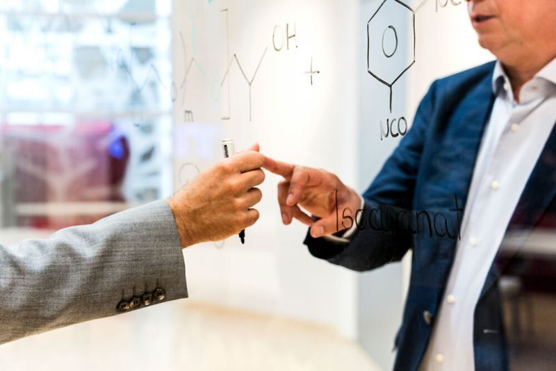 Die Wissenschaftler entwickelte ein chemisches Verfahren auf Basis von maßgeschneiderten Katalysatoren, das CO2 für die Herstellung von Polyolen, einer Ausgangssubstanz für Kunststoffe, nutzbar macht. Bisher wird Kohlenstoff für die chemische Industrie aus Erdöl, Erdgas oder Kohle gewonnen. (Deutscher Zukunftspreis/Ansgar Pudenz)