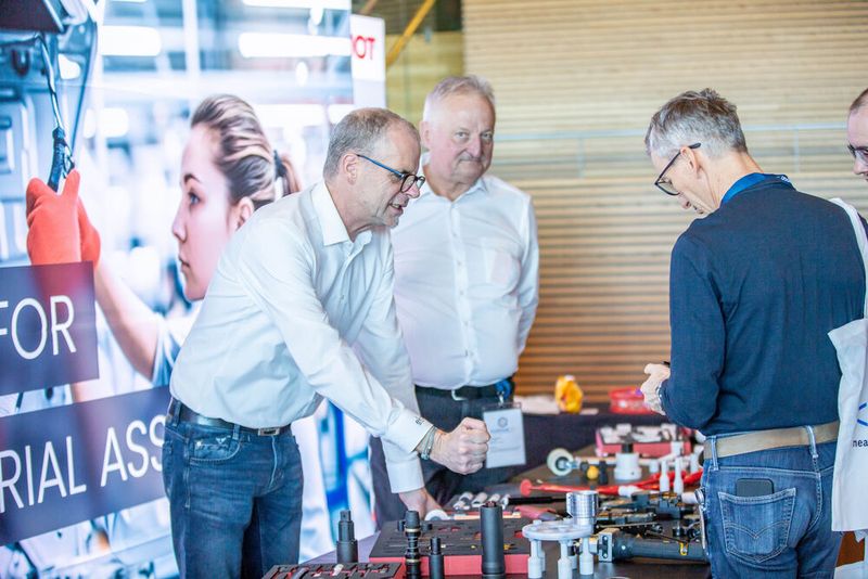 Gerade der fachliche Austausch unter den Schraubexperten untereinander ist das, was die Regionalmesse Schraubtec ausmacht. (Bild: Amelie Jehmlich/ART n Photo)