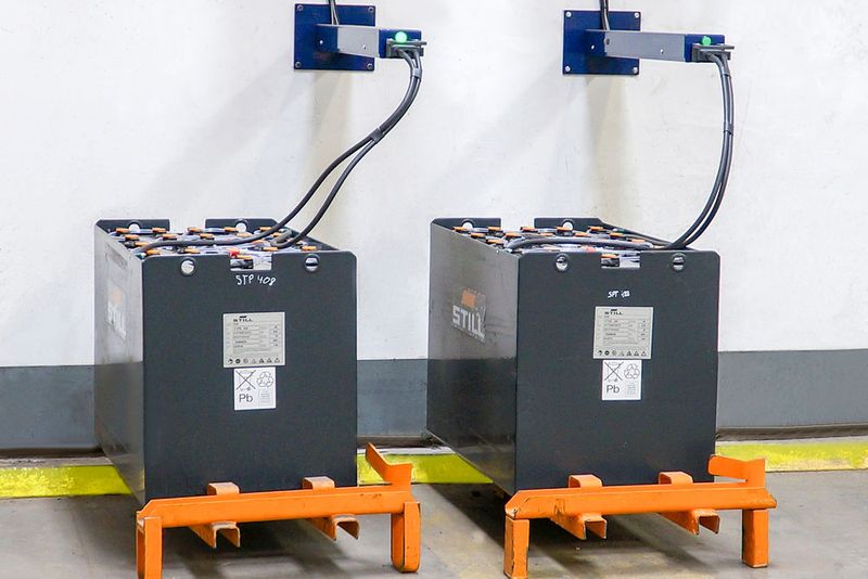 Darauf ist Still stolz: Das Batteriemanagementsystem berechnet anhand von Ladezustand und Temperatur, welche der Batterien als nächstes geladen ist. (Still)