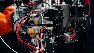 Die ALO4-O wurde speziell für den Einsatz an Batteriegehäusen konzipiert. Der Laserbearbeitungskopf kombiniert die taktile Nahtführung der ALO-Produktfamilie mit der Laserstrahloszillation einer Remote-Optik. (Bild: Scansonic MI GmbH)