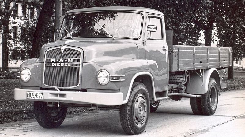 Einen optischen Leckerbissen präsentierte MAN 1955. Die Zeit für langgezogene Motorhaben, freistehende Scheinwerfer und zweigeteilte plane Windschutzscheiben neigte sich dem Ende zu. Mit seiner weichen Formensprache, bei der Haube und Kotflügel ineinander übergingen, und der einteiligen Panorama-Windschutzscheibe traf MAN den Geschmack der Wirtschaftswunderzeit.  (Bild: MAN)