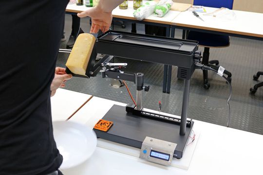 Kulinarischer Abschluss: Der Raclette-Prototyp wurde am Ende der Produktpräsentation auch in der Praxis getestet.(Bild:  THWS/Jörg Missbach)
