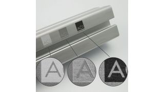 Laserbeschriftung auf Aluminium (v.l.): Weißbeschriftung mit YAG-Laser, Gravurbeschriftung mit Faserlaser, Schwarzbeschriftung mit ACI-Laser. (Bild: ACI Laser)