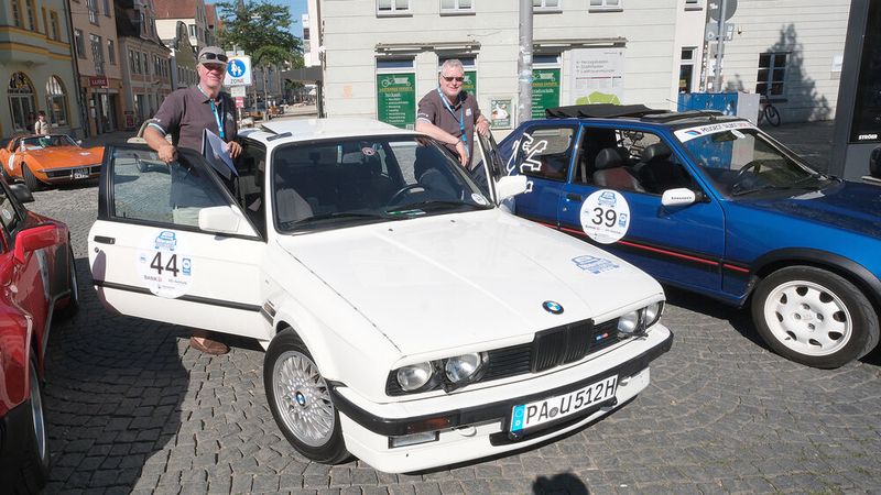 Stefan Dahinten(l.) und Ralf Claasen mit ihrem BMW 325 aus dem Jahr 1986. (Bild: Holger Zietz - VCG)