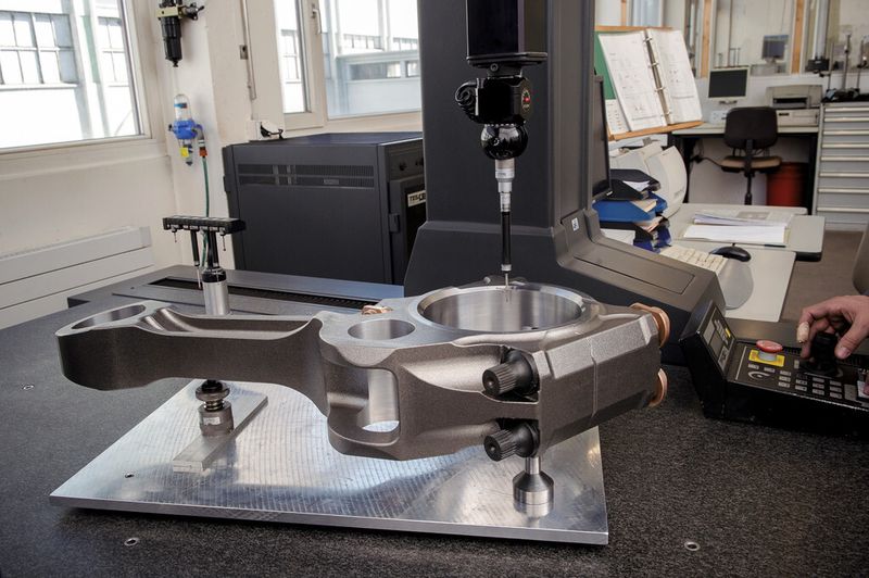 Produktion und Fertigung, inklusive Vermessen von Industriemotoren-Pleueln, gehören zur Technologie-Kompetenz der ESTECH Industries. (Bilder: Thomas Entzeroth)