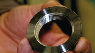 An das Gewinde der Sondermutter für die Automobilindustrie werden hohe Genauigkeitsanforderungen gestellt. Bild: Kroh (Archiv: Vogel Business Media)