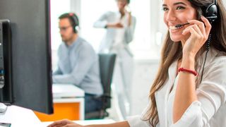 Chat- und Voicebots können die Qualität im Kundenservice steigern und Kosten senken, indem sie Standardanfragen beantworten, Anliegen gezielt lenken oder ganze Business-Prozesse ablaufen lassen. (Bild: © Shutterstock)