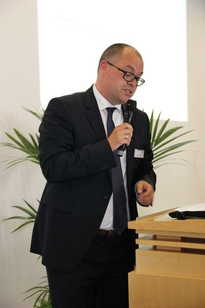 Der Chefredakteur der LABORPRAXIS Marc Platthaus bei der Verleihung des Awards in der Kategorie „Labor-/Analysentechnik“ (Bild: Schäffner/PROCESS)