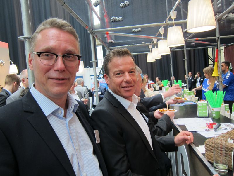 Stefan Tiefenthal (l.), ACER, und Hans Heinold, Bechtle, kamen nicht um eine Currywurst herum. (Bild: IT-BUSINESS)