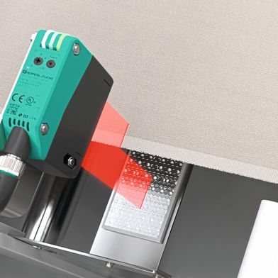 Bahnkantenkontrolle mit R305: Der Sensor meldet kritische Veränderungen im Kantenlauf einer Textilbahn und löst damit die Korrekturroutine aus. (Bild: Pepperl+Fuchs)