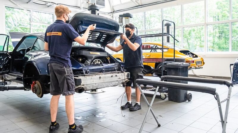 Verschiedene Stadien einer Porsche-Restaurierung bei Early 911S in Wuppertal. (Standox)