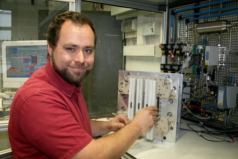 Jeffrey Roth, Mitarbeiter des Energieinstituts der Westfälischen Hochschule, zeigt auf der Stuttgarter Messe „F-cell“ ein neues Testsystem für Brennstoffzellen. Dadurch lassen sich verschiedene Entwicklungsansätze und –stufen von Brennstoffzellen effektiver analysieren und vergleichen. (Bild: WH/MV)