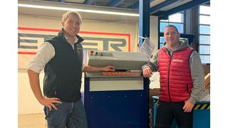 Thomas Hesse von Kemapack (l.) und Mirco Graupe, Logistikleiter im Ersatzteillager Landtechnik beim Vesandhändler Agrar-direkt, vor der neuen PM-42. (Bild: Kemapack)