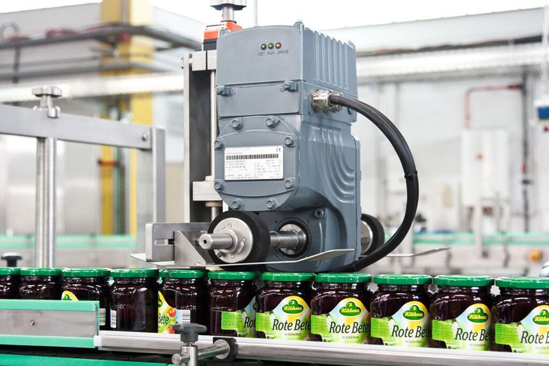 b)...mit Hilfe eines Gummirads sanft in die richtige Lage...  (Bild: SEW-Eurodrive)