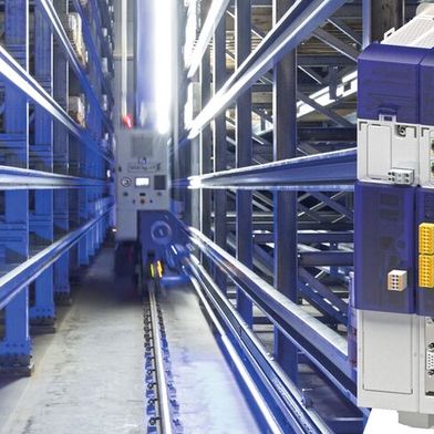 Der Lenze-Servoumrichter i950 Multi Drive ist für Einzelachs- oder Multiachsanwendungen einsetzbar. (Bild: Lenze)
