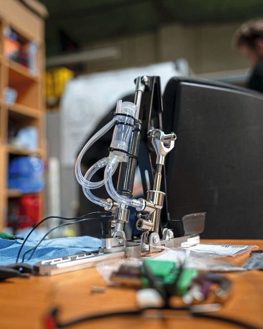 Unterstützt durch einstellbare Gasdruckfedern vermitteln die Gas- und Bremspedale in den studentischen E-Rennwagen den Fahrern ein optimales Gefühl für situativ passende Druckkräfte.(Bild:  TU Dresden)