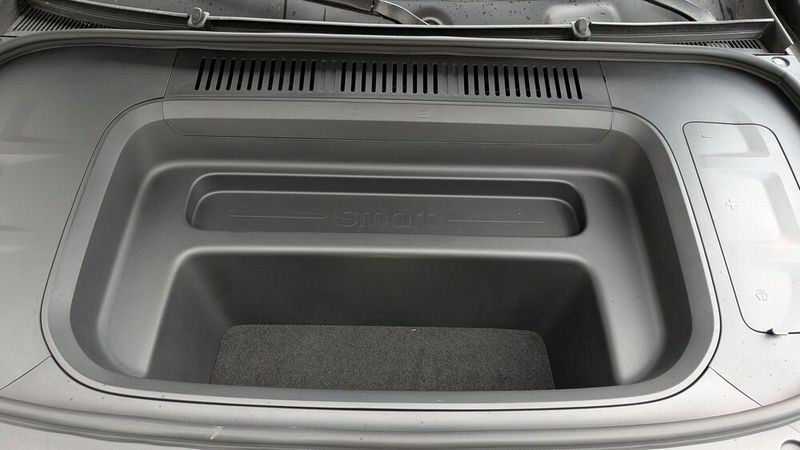 Unter der Motorhaube bietet ein Frunk zusätzlichen Stauraum, etwa fürs Ladekabel. (Bild: Rosenow – VCG)