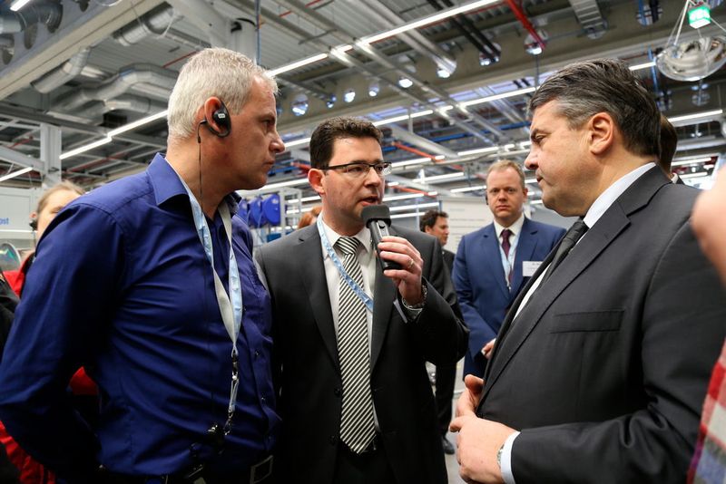 v.l.n.r. Konzernbetriebsratsvorsitzender Alexander Kurz und Markus Löw  (Leiter Personalservice) sprechen mit Sigmar Gabriel zum Thema Fachkräfte in der ländlichen Region (Bild:  Linda Hener (EBM-Papst))