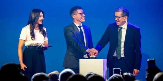 Joël Mesot und Reinhold R. Geilsdörfer, Vorsitzender der Geschäftsführung der Dieter Schwarz Stiftung, drücken gemeinsam den Startknopf zur Eröffnung.(Bild:  imagis / ETH Zürich)