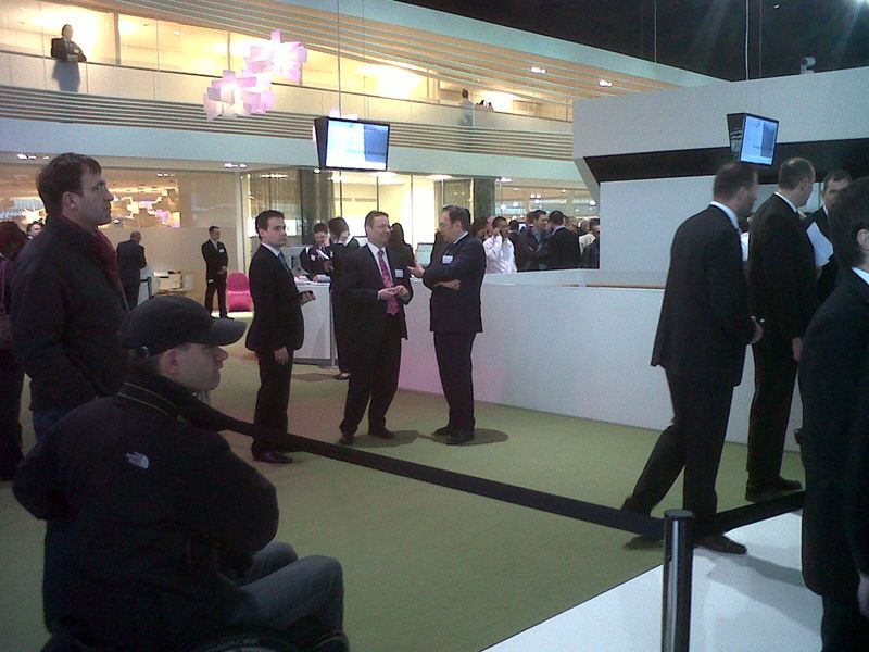 CeBIT 2011: Gespanntes Warten auf Bundeskanzlerin Dr. Angela Merkel. (Bild: fka)