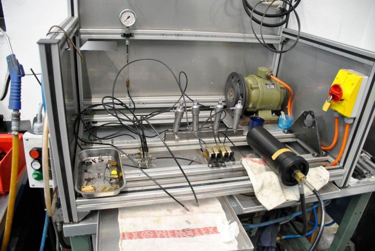 Über einen Prüfstand für hydraulische Fahrzeugkomponenten verfügt so mancher Fachbetrieb. Aber wer hat schon einen solchen für komforttechnische Antriebe? Kienle hat einen, und er braucht ihn auch. Schließlich funktionieren im vorelektrischen/-elektronischen Zeitalter bekannte Helferlein wie Fensterheber oder die ZV per Luft oder eben Öl. (Dominsky/»kfz-betrieb«)