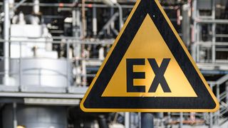 Markierung eines Bereiches mit Explosionsgefahren in einem Chemiewerk (Bild: © by CEphoto, Uwe Aranas (https://commons.wikimedia.org/wiki/File:Cologne_Germany_Explosion-Hazard-sign-01.jpg))