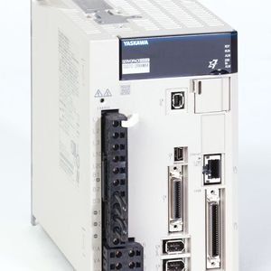 Yaskawa hat das aktuelle Servosystem Sigma-7 um neue Komponenten und Funktionen erweitert, darunter das Doppelachs-Modell Sigma-7C mit integriertem Controller. 