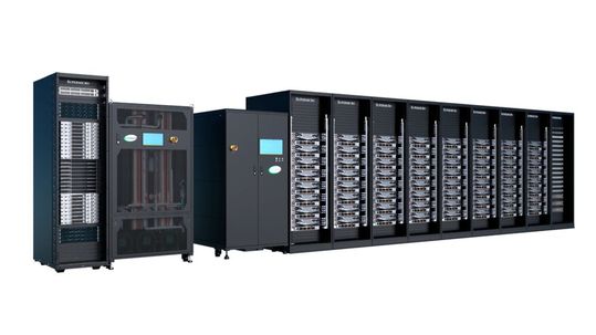 Eine herstellerseitig konfigurierte Rack-Reihe mit je 8 „Supermicro Nvidia HGX B200“-GPU-Servern und einer In-Row-CDU (rechts im Bild) sowie ein „Supermicro NVIDIA GB300 NVL72“-Rack mit einem Liquid-to-Air Sidecar (links).(Bild:  Supermicro)