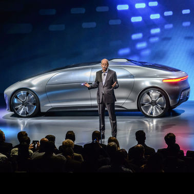 E-Autos im Blick: Highlight der Consumer Electronics Show: Daimler-Chef Dieter Zetsche präsentiert in Las Vegas die autonom fahrende Luxuslimousine F 015 Luxury in Motion, die zeigt, wie sich das Auto vom Fahrzeug zum privaten Rückzugsraum wandelt. (Bild: Mercedes-Benz)