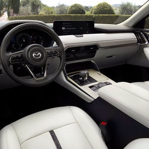 Auch das reduzierte Interieur ist vom CX-60 bekannt. Die Materialien sind gewohnt hochwertig.(Bild:  Mazda)
