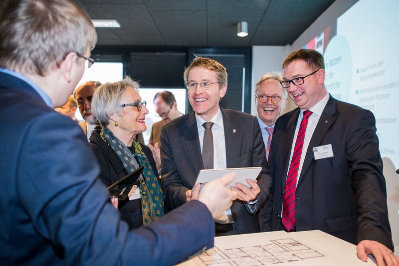 Ministerpräsident Daniel Günther (m.), die Präsidentin der Universität Lübeck und Lübecks Bürgermeister Jan Lindenau (r.) im Gespräch (Fotowerker – Ganzer&Berg GbR)