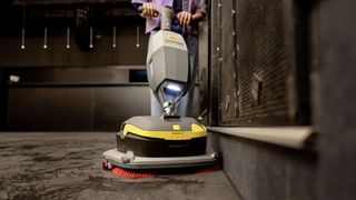 Die aufrecht designte, handgeführte Scheuersaugmaschine ist so wendig wie ein Wischmopp. (Bild: Kärcher)