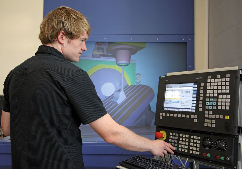 Die Bedienung einer Werkzeugmaschine in der virtuellen Umgebung erlernen: die reale Steuerung ist mit einem virtuellen Maschinenmodell gekoppelt. (Bild: TU Chemnitz, IWP)