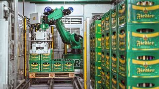 Roboter palettiert Bierkästen: Kuka begegnet dem enormen Automatisierungsbedarf der Konsumgüterindus­trie mit passenden Lösungen.  (Bild: Kuka Group)