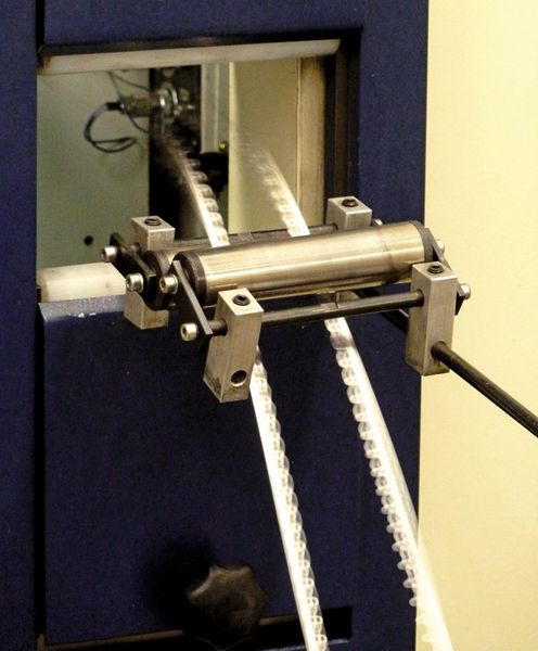 Das fertig gestanzte Band verlässt die Yamada Dobby Omega F1, um anschließend wieder aufgewickelt zu werden. Bild: Kuhn (Archiv: Vogel Business Media)