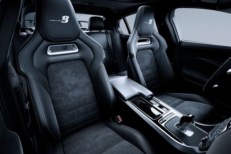 Den Innenraum gibt es in zivil... (Jaguar)