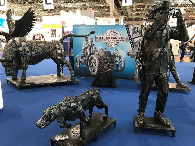 Ein echter Hingucker waren die Giganten aus Stahl – diverse Maschinenelemente, die in Handarbeit zu Kunstwerken verschweißt wurden. (V.Siegl/konstruktionspraxis)