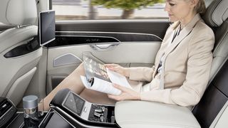 Kunden können sich im Audi A8 mittlerweile sogar die Füße massieren lassen. (Bild: Audi)