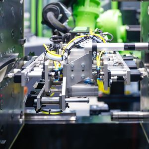 Blick ins Spritzgießwerkzeug für die Drohnenrotorherstellung aus thermoplastischem CFK auf der Victory 120 von Engel. Links sieht man die stählerne Kavität als Negativ des Rotorblatts.(Bild:  Engel)