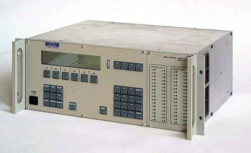 Abb. 2: In den 1980er Jahren gebräuchliches Steuergerät QMS 420 (Pfeiffer Vacuum)