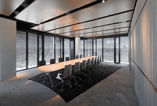 (Die Temperierung der Büroräume erfolgt künftig über Deckensegel, die sowohl Heiz- als auch Kühlfunktion übernehmen. Bild: Danfoss)