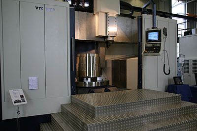 Karussell-Dreh- und Fräszentrum VTC 1800 für Werkstückgewichte bis 12 t; die Planscheibe hat einen Durchmesser von 1600 mm, der Dreh-/Umlaufdurchmesser beträgt 1800 mm, der senkrechte Verfahrweg des Schiebers beträgt 1500 mm, der Querverfahrweg 2800 mm. (Archiv: Vogel Business Media)
