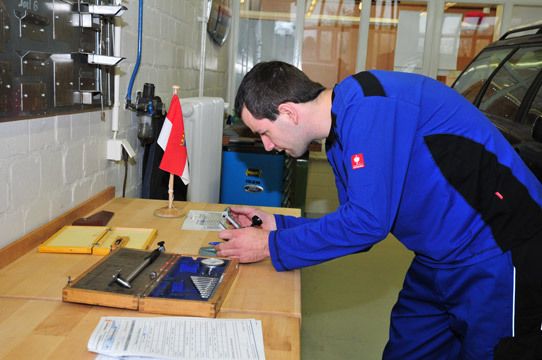 Damit seine Ergebnisse hinterher auch stimmen, stellt sich Nicholas Hollenbach aus Hessen hier die Messgeräte richtig ein. (Archiv: Vogel Business Media)