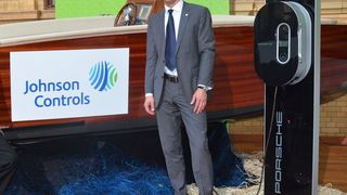 v.l. Mark Boldt, Director CBU, Johnson Controls Power Solutions EMEA, präsentiert den E-Bootantrieb. (Johnson Controls)