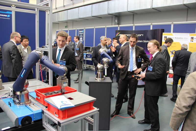 In der begleitenden Ausstellung zu den Expert Days konnten die Teilnehmer die Roboter in Aktion erleben. (Bild: Kroh)